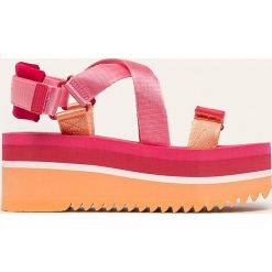 Tommy Jeans - Sandały. Różowe klapki damskie Tommy Jeans, bez wzorów, z jeansu, bez obcasa, na obcasie. Za 299,90 zł.