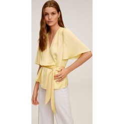 Mango - Bluzka Gus. Żółte bluzki damskie Mango, na co dzień, s, bez wzorów, z poliesteru, eleganckie, bez kołnierzyka, z krótkim rękawem. Za 139,90 zł.
