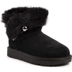 Buty UGG - W Classic Fluff Pin Mini 1105609 Blk. Czarne kozaki damskie Ugg, ze skóry, bez obcasa, bez zapięcia. Za 899,00 zł.