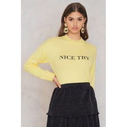 Sweter w kolorze żółtym. Żółte swetry klasyczne damskie marki NA-KD, xs, z dzianiny, ze stójką. W wyprzedaży za 105,95 zł.