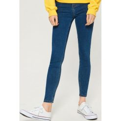 Jeansy skinny mid waist - Niebieski. Niebieskie spodnie z wysokim stanem Sinsay, z jeansu. Za 39,99 zł.