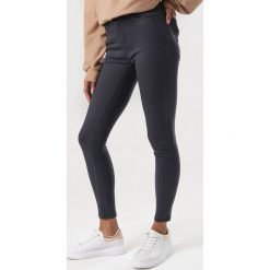 Granatowe Spodnie Skinny Ilareino. Niebieskie spodnie damskie Born2be. Za 69,99 zł.