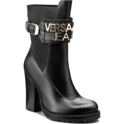 Botki VERSACE JEANS - E0VOBS61 75377 M27. Czarne botki damskie na obcasie marki Versace Jeans, z jeansu. W wyprzedaży za 739,00 zł.