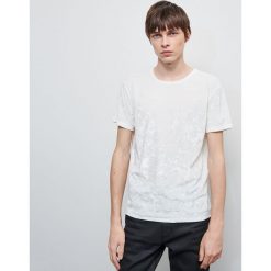 Welurowy T-shirt - Biały. Białe t-shirty męskie Reserved, s, bez wzorów, z weluru, bez kołnierzyka. Za 79,99 zł.