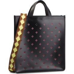Torebka COCCINELLE - DJ2 C Bag Traforo Rombi Maxi E1 DJ2 18 01 01 Noir/Noir 001. Czarne torebki klasyczne damskie marki Coccinelle, bez wzorów, ze skóry, klasyczne, bez dodatków. Za 1399,90 zł.