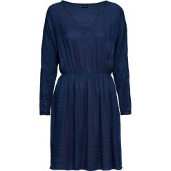 Sukienka z koronką bonprix ciemnoniebieski. Niebieskie sukienki damskie bonprix, na lato, w koronkowe wzory, z koronki, eleganckie, bez kołnierzyka, bez rękawów. Za 149,99 zł.