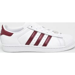 Adidas Originals - Buty Superstar. Białe buty sportowe damskie adidas Originals, bez wzorów, ze skóry, sportowe. W wyprzedaży za 329,90 zł.