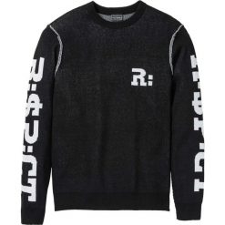 Sweter z bawełny z recyclingu Loose Fit bonprix czarny. Czarne swetry męskie bonprix, s, z napisami, z bawełny, bez kołnierzyka, bez kaptura. Za 79,99 zł.