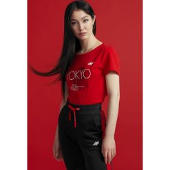 T-shirt damski z kolekcji FROM PAST TO FUTURE. T-shirty damskie l, z nadrukiem, z bawełny, bez kołnierzyka, bez rękawów, bez kaptura. Za 79,99 zł.