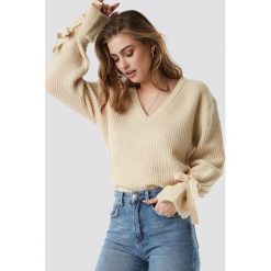 Linn Ahlborg x NA-KD Sweter z wiązanymi rękawami - Beige. Brązowe swetry oversize damskie marki Linn Ahlborg x NA-KD, z dzianiny. Za 121,95 zł.