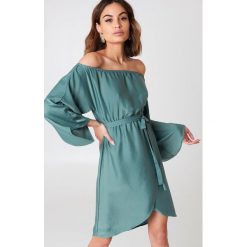 NA-KD Sukienka z odkrytymi ramionami - Green. Zielone długie sukienki marki NA-KD, z poliesteru, z długim rękawem, z odkrytymi ramionami. Za 161,95 zł.