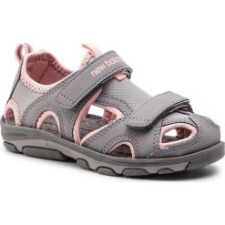 Sandały NEW BALANCE - K2005PG Pink/Grey. Szare sandały dziewczęce New Balance, ze skóry ekologicznej, bez zapięcia. W wyprzedaży za 99,00 zł.