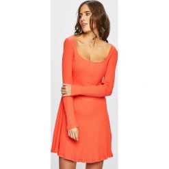 Glamorous - Sukienka. Pomarańczowe sukienki damskie Glamorous, na co dzień, s, bez wzorów, z elastanu, casualowe, z dekoltem karo, z długim rękawem, długie, mini, rozkloszowane. W wyprzedaży za 99,90 zł.