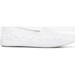 Buty wsuwane bonprix biały. Białe baleriny damskie bonprix, w koronkowe wzory, z koronki, bez obcasa. Za 74,99 zł.