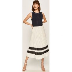 Tommy Hilfiger - Sukienka. Niebieskie sukienki damskie TOMMY HILFIGER, na co dzień, l, bez wzorów, z elastanu, casualowe, z okrągłym kołnierzem, bez rękawów, midi, rozkloszowane. W wyprzedaży za 899,90 zł.