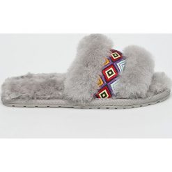 Emu Australia - Kapcie Wrenlette Tribal. Szare kapcie damskie marki EMU Australia, z wełny. W wyprzedaży za 199,90 zł.