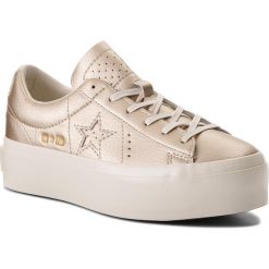 Sneakersy CONVERSE - One Star Platform Ox 559924C Light Gold/Light Gold/Egret. Pomarańczowe półbuty damskie marki Converse, bez wzorów, z gumy, retro, bez obcasa, na koturnie, bez zapięcia. W wyprzedaży za 299,00 zł.