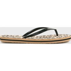 Vero Moda - Japonki. Klapki damskie Vero Moda, bez wzorów, z materiału, bez obcasa, na obcasie. W wyprzedaży za 49,90 zł.
