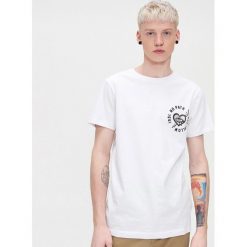 Koszulka z nadrukiem na plecach - Biały. Białe koszulki męskie Cropp, s, z nadrukiem, z dekoltem na plecach, bez rękawów. Za 39,99 zł.