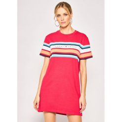 Sukienka codzienna Tommy Jeans Tjw Logo Tee DW0DW08244. Różowe sukienki damskie Tommy Jeans, na co dzień, xs, bez wzorów, z bawełny, bez kołnierzyka, bez rękawów, proste. Za 299,00 zł.