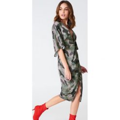 Sukienki: Hannalicious x NA-KD Satynowa sukienka kimono z rozcięciem – Green