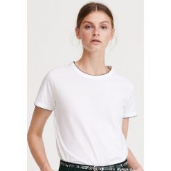 T-shirt z ozdobnym brzegiem - Biały. Białe t-shirty damskie Reserved, s, bez wzorów, bez kołnierzyka. Za 24,99 zł.