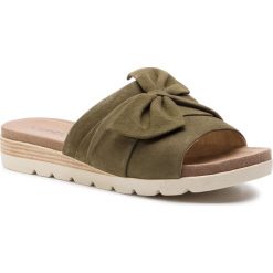 Klapki CAPRICE - 9-27104-22 Khaki Suede 720. Zielone klapki damskie Caprice, bez wzorów, ze skóry, bez obcasa. W wyprzedaży za 179,00 zł.