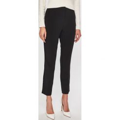 Guess Jeans - Spodnie. Czarne spodnie damskie Guess Jeans, z haftami, z elastanu. W wyprzedaży za 279,90 zł.