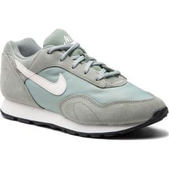 Buty NIKE - Outburst AO1069 300 Mica Green/Phantom. Zielone półbuty damskie Nike, na co dzień, bez wzorów, ze skóry, bez obcasa, na płaskiej podeszwie, bez zapięcia. W wyprzedaży za 279,00 zł.