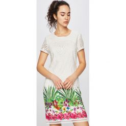 Desigual - Sukienka. Białe sukienki damskie Desigual, na co dzień, z nadrukiem, z bawełny, casualowe, z okrągłym kołnierzem, z krótkim rękawem, krótkie, mini, proste. W wyprzedaży za 249,90 zł.