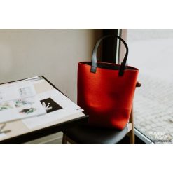 Marmollada - torebka filcowa duża KORALOWA. Pomarańczowe torebki klasyczne damskie Pakamera, bez wzorów, z wełny, na ramię, duże, bez dodatków. Za 350,00 zł.