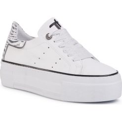 Sneakersy TOGOSHI - TG-13-04-000222 102. Białe półbuty damskie Togoshi, bez wzorów, ze skóry, bez obcasa, na obcasie, bez zapięcia. W wyprzedaży za 309,00 zł.