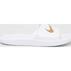 Nike Sportswear - Klapki. Białe klapki damskie Nike Sportswear, bez wzorów, z materiału, bez obcasa, na płaskiej podeszwie. W wyprzedaży za 79,90 zł.