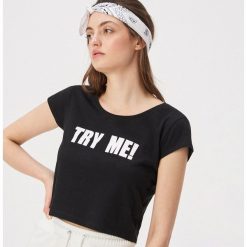 Krótki t-shirt z hasłem - Czarny. Czarne t-shirty damskie Sinsay, s, bez wzorów, bez kołnierzyka. Za 7,99 zł.