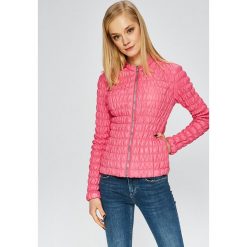 Guess Jeans - Kurtka. Różowe kurtki damskie marki Guess Jeans, m, z aplikacjami, z poliesteru, krótkie, bez kaptura. W wyprzedaży za 559,90 zł.