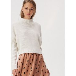 Krótki sweter z błyszczącą nicią - Kremowy. Białe swetry damskie Sinsay, s, bez wzorów, z krótkim rękawem, krótkie, bez kaptura. Za 59,99 zł.