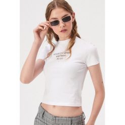T-shirt ze stójką - Biały. Białe t-shirty damskie Sinsay, s, bez wzorów, ze stójką. Za 19,99 zł.