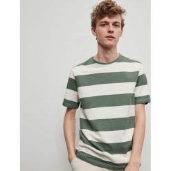 T-shirt w paski - Khaki. Brązowe t-shirty męskie Reserved, s, w paski, bez kołnierzyka. W wyprzedaży za 49,99 zł.