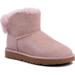 Buty UGG - W Classic Bling Mini 1105364 Pcry. Różowe kozaki damskie Ugg, ze skóry. W wyprzedaży za 569,00 zł.