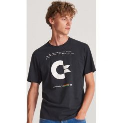 T-shirt Commodore - Czarny. Czarne t-shirty męskie Reserved, s, bez wzorów, bez kołnierzyka. Za 59,99 zł.