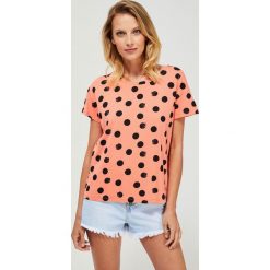 Bawełniany t-shirt z nadrukiem. Pomarańczowe bluzki damskie Moodo, m, z nadrukiem, z bawełny, klasyczne, z okrągłym kołnierzem, z krótkim rękawem. Za 39,99 zł.