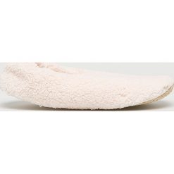 Triumph - Kapcie. Szare kapcie damskie marki Triumph, z materiału. W wyprzedaży za 69,90 zł.