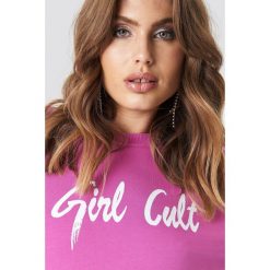 Galore x NA-KD Bluza Oversized Girl Cult - Pink. Różowe bluzy damskie marki Galore x NA-KD, bez wzorów, bez rękawów, długie, bez kaptura. W wyprzedaży za 60,97 zł.
