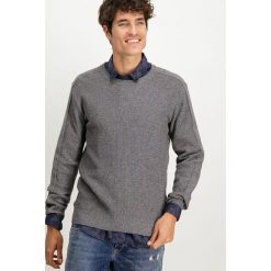 Sweter w kolorze szarym. Szare swetry męskie Garcia, xl, bez wzorów, z okrągłym kołnierzem, bez kaptura. W wyprzedaży za 89,95 zł.
