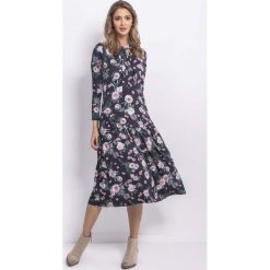 Midi Sukienka w Różowe Kwiaty. Różowe sukienki damskie Molly.pl, s, w kwiaty, retro, z kontrastowym kołnierzykiem, bez rękawów, midi, rozkloszowane. Za 204,90 zł.