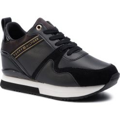 Sneakersy TOMMY HILFIGER - Iridescent Wedge Sneaker FW0FW04130 Black 990. Czarne półbuty damskie TOMMY HILFIGER, z zamszu. Za 539,00 zł.