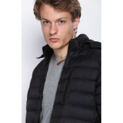 Czarna Kurtka Drive With Me. Czarne kurtki męskie pikowane marki Born2be, m, z nadrukiem, z dresówki, z kapturem. Za 159,99 zł.
