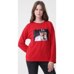 Czerwona Bluza Cassia. Czerwone bluzy damskie Born2be, s, z nadrukiem, z dzianiny, z długim rękawem, długie, bez kaptura. Za 59,99 zł.