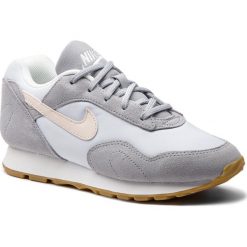 Buty NIKE - Outburst AO1069 003 Wolf Grey/Guava Ice. Szare półbuty damskie Nike, na co dzień, bez wzorów, ze skóry, bez obcasa, na płaskiej podeszwie, bez zapięcia. W wyprzedaży za 269,00 zł.