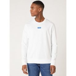 Bluza Wrangler Logo Crew W6C0HL989. Białe bluzy męskie Wrangler, xxl, bez wzorów, z bawełny, bez kołnierzyka, bez rękawów, bez kaptura. W wyprzedaży za 149,00 zł.